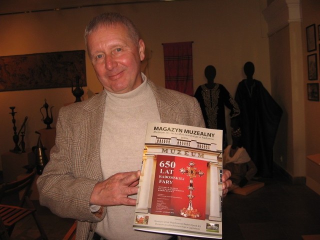 Dyrektor Adam Zieleziński prezentuje pierwszy numer "Magazynu muzealnego&#8221;  