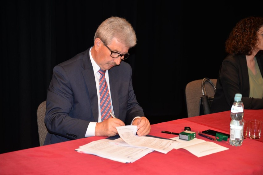 Umowę podpisuje burmistrz Oleśnicy - Leszek Juda.