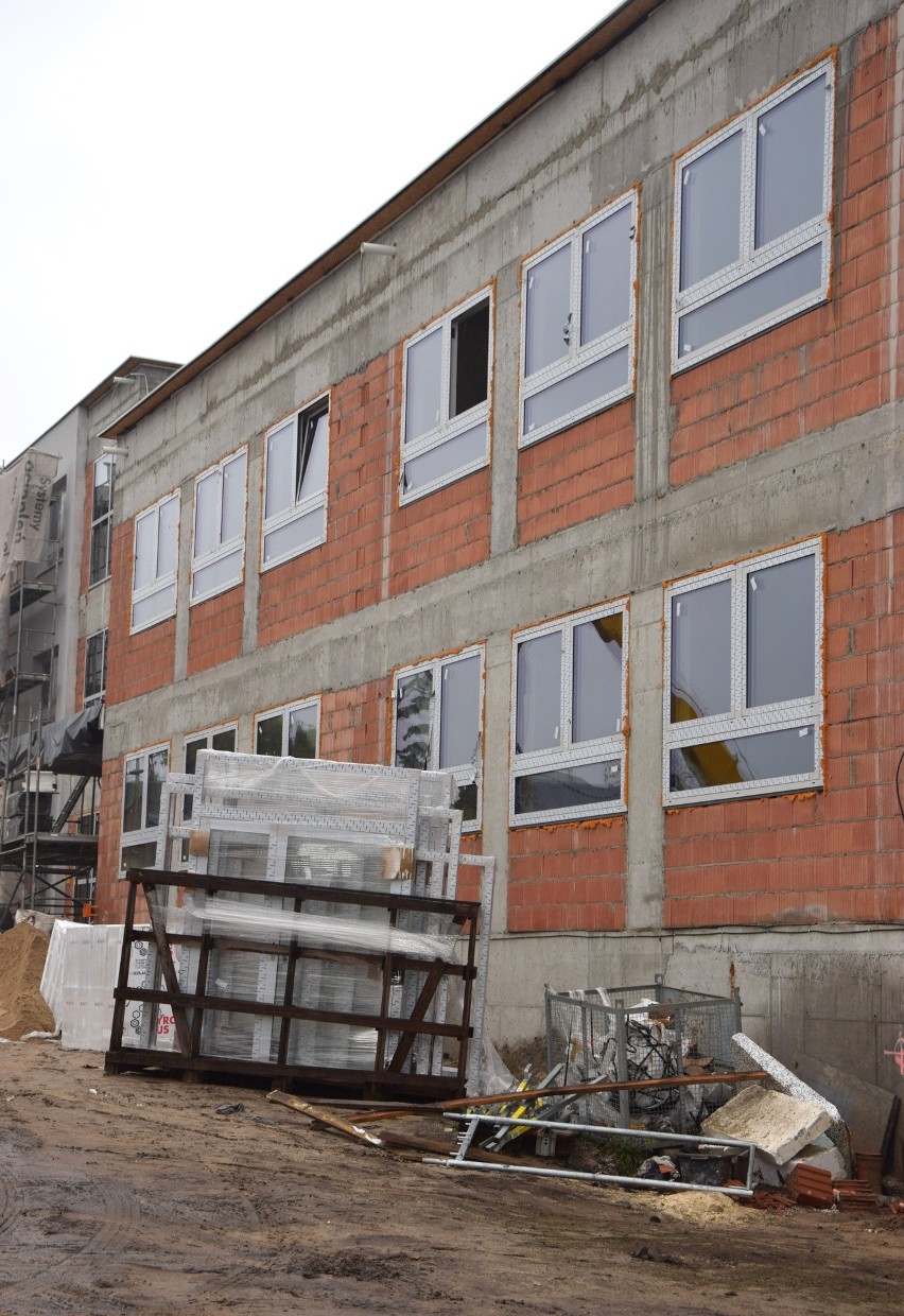 Budowa szkoły i przedszkola przy Partyzantów w Ostrowi Mazowieckiej coraz bliżej ukończenia. Zobaczcie zdjęcia