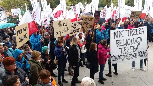 W październiku nauczyciele pikietowali we wszystkich miastach wojewódzkich, także w Poznaniu, a w listopadzie, w ramach protestu, usypali przed Sejmem kopiec z kredy. To jeszcze nie koniec