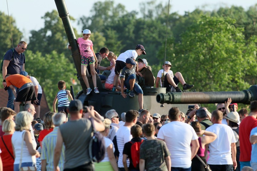 Air Festival Świdnik. Taniec Biało - Czerwonych Iskier na niebie [ZDJĘCIA, WIDEO]