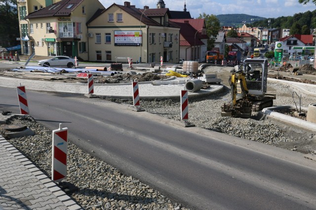 Budowa ronda przy DK 28 ma zakończyć się w połowie listopada. Kolejne utrudnienia czekają w rejonie nowej galerii handlowej