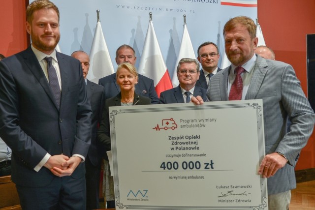 Wiceminister zdrowia Janusz Cieszyński wręcza symboliczny czek na 400 tys. zł dr Markowi Stachowiczowi (pierwszy z prawej). Obok niego kolejno stoją: wojewoda zachodniopomorski Tomasz Hinc, dr Czesław Hoc i Małgorzata Jacyna-Witt.