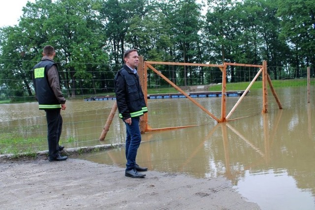 Pracownicy starostwa w Krapkowicach regularnie sprawdzają poziom w rzekach.