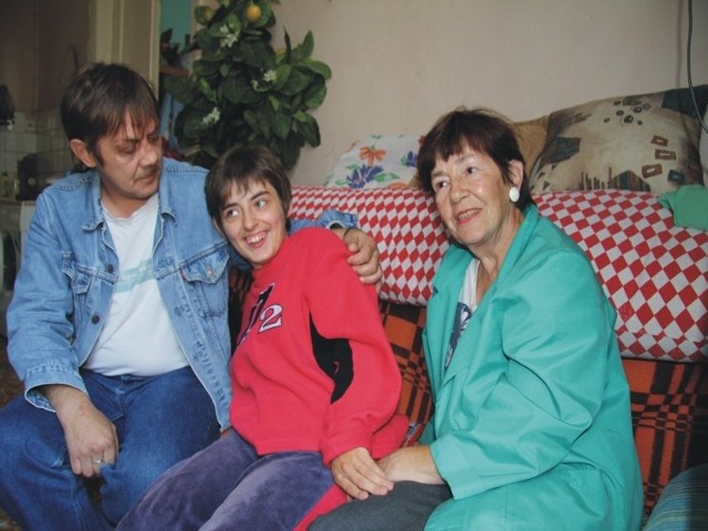 Justyna jest pogodna i wesoła a swoją niepełnosprawność nadrabia pięknym śpiewem. Nz. obok z ojcem Jackiem Krajewskim i babcią Maria Krajewską.