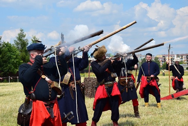 Próby dzielności koni, a także pokazy władania lancą i szablą odbyły się w ramach pikniku kawaleryjskiego, który od szesnastu lat organizuje Muzeum Okręgowe w Suwałkach. To bardzo widowiskowa impreza, więc trudno się dziwić, że skupia tysiące mieszkańców miasta. W tym roku w pikniku uczestniczyło kilkanaście grup rekonstrukcyjnych oraz formacji z kraju, ale też Litwy i Łotwy. Konkursom towarzyszyły pokaz sprzętu wojskowego i militariów.