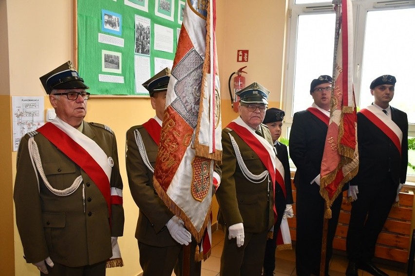 Kozłów. Tablica przypomina o bohaterach II wojny światowej