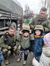 Przedszkolaki z Sokółki wspierają akcję #MuremZaPolskimMundurem. Osobiście podziękowali żołnierzom 