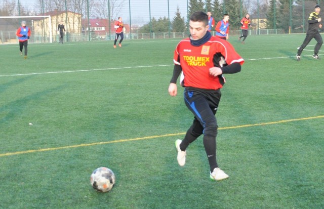 Tomasz Zagórski strzelił dla Szydłowianki jedną z bramek w zwycięskim sparingu z Partyzantem Radoszyce w Końskich.