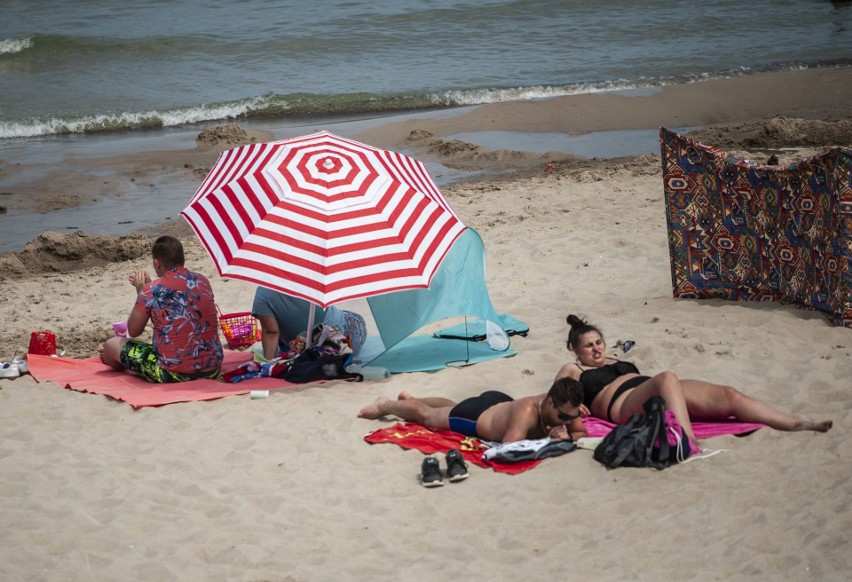 Słoneczny dzień na plaży w Mielnie