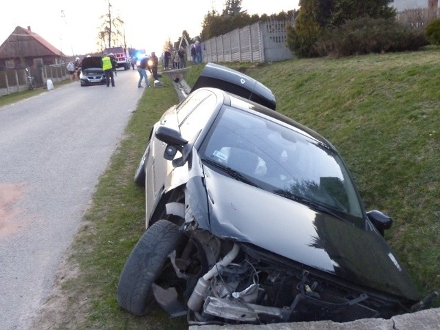 Renault, w którym jechało pięć kobiet, zatrzymał się na mostku.