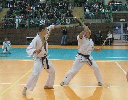 W pokazach demonstracyjnych podczas uroczystego otwarcia hali wystąpił także Andrzej Tomiałowicz ( po prawej), przewodniczący rady miejskiej i szef klubu Oyama karate (Janczo Todorow)