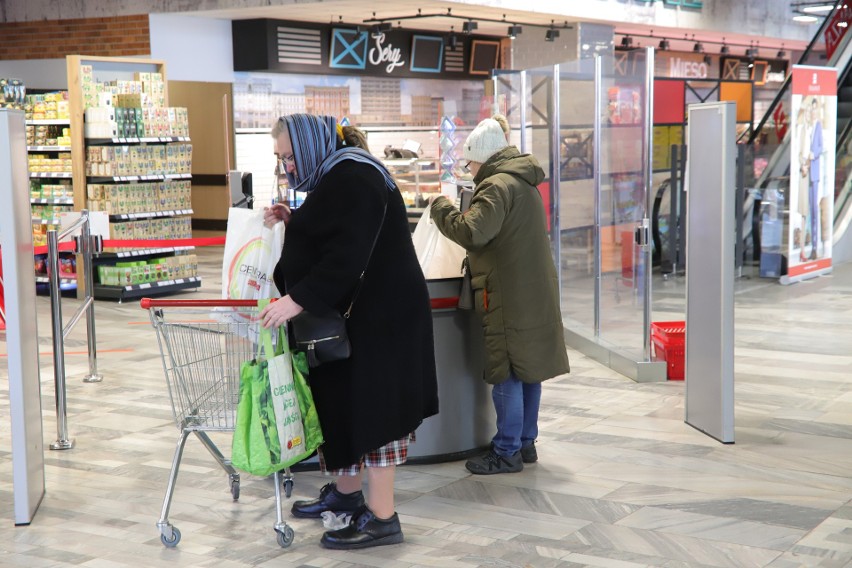 Od środy łodzianie muszą się zmagać z nowymi obostrzeniami...