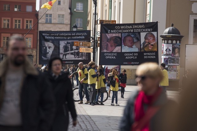 Nie dla zakazu aborcji.Partia Razem i wiele zgromadzonych osób manifestowało przeciw zaostrzeniu prawa do antyaborcji. Z kontrmanifestacją pojawiła się Fundacja Pro - Prawo do życia, będąca za całkowitym zakazem aborcji.