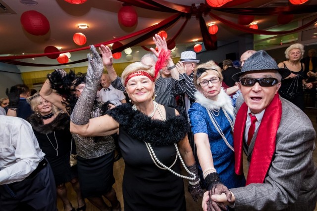 Oryginalne przebrania, szampańska atmosfera - to znaki rozpoznawcze balu seniorów w DK Modraczek w Bydgoszczy. Tegoroczna impreza odbyła się w sobotę, 20 stycznia.Takiej radości życia, energii i pogody ducha oraz przede wszystkim dystansu często brakuje młodym, dlatego jesteśmy przekonani - bydgoscy seniorzy zawsze będą młodzi! Zapraszamy do obejrzenia zdjęć.