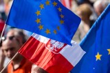 Marsz "Polska w Europie" przechodzi ulicami Warszawy. W tłumie idą Donald Tusk i Bronisław Komorowski 