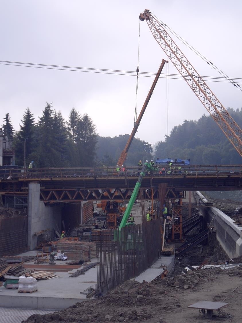 Budowa nowego mostu w Żywcu ma spore opóźnienie. Wykonawca się tłumaczy [ZDJĘCIA]