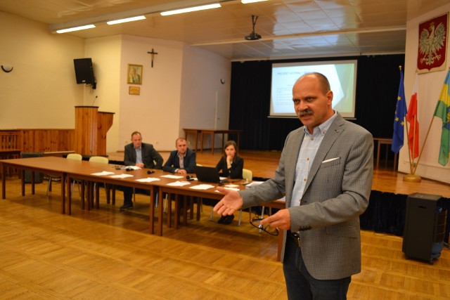 Burmistrz Stanisław Gliszczyński w detalach omówił wyniki konsultacji.