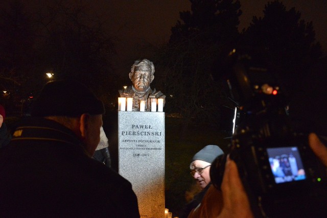 Popiersie Pawła Pierścińskiego znajduje się nieopodal skweru Szarych Szeregów. To pierwszy kielczanin w Alei Sław.