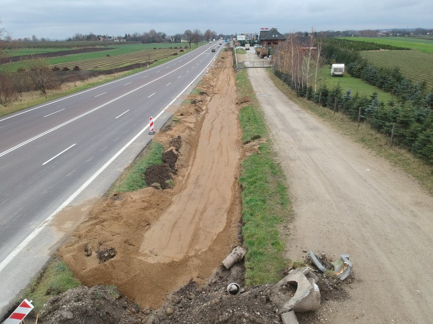 Firma Matbud z Boguchwały buduje chodnik z Żurawicy do Orłów...