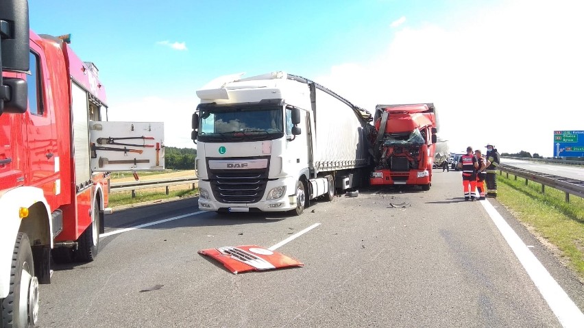 Wypadek na autostradzie A4 pod Strzelcami Opolskimi. Na 276 km zderzyły się dwie ciężarówki [ZDJĘCIA]