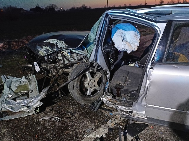 Kierowca audi nie przeżył zderzenia z drzewem. Policja bada, dlaczego doszło do tej tragedii.