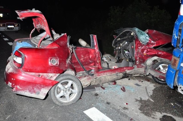 W daewoo zginął pasażer auta, kierującą przewieziono do szpitala.  