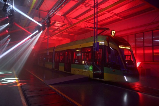50 nowoczesnych, niskopodłogowych tramwajów marki Moderus Gamma trafi na poznańskie torowiska. Zobacz zdjęcia z jego oficjalnej prezentacji w barwach MPK Poznań ----->