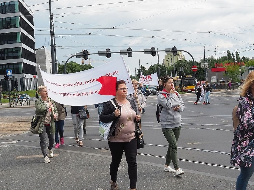 Pracownicy socjalni MOPS znów protestują. Dziś (21.06) blokują skrzyżowanie marszałków, jutro (22.06) Przesiadkowo