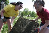 Amerykańscy studenci sprzątają cmentarz żydowski przy Wschodniej (foto i wideo)