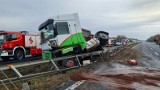 Poważny wypadek na autostradzie A4. Przewrócił się samochód ciężarowy. Uwaga, kierowcy! Służby na miejscu kierują na objazdy