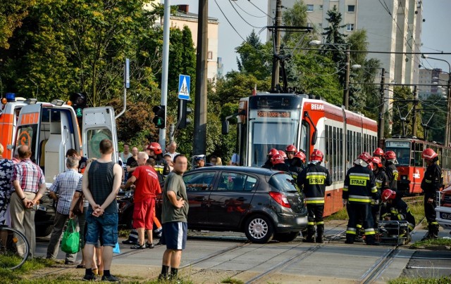 Wjechał pod tramwaj. TWIST wart 7 mln zł uszkodzony. Zobacz zdjęcia z akcji strażaków!