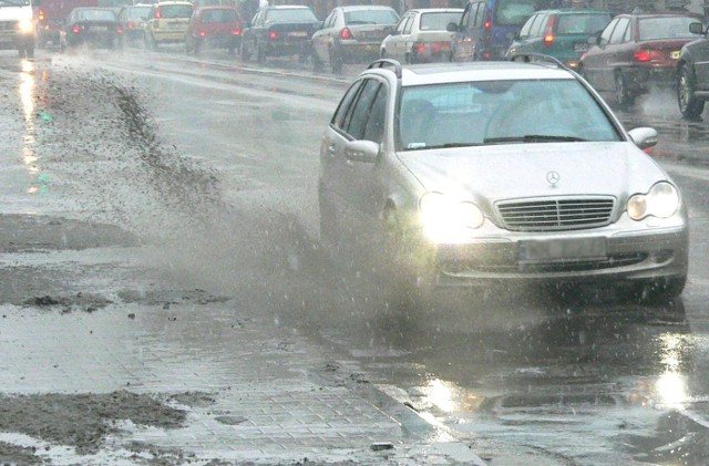 Ulewny deszcz sprawił, że czasami kierowcy w Radomiu wjeżdżali w kałuże chlapiąc wodą na chodnik. Tak było choćby na ulicy 25 Czerwca.