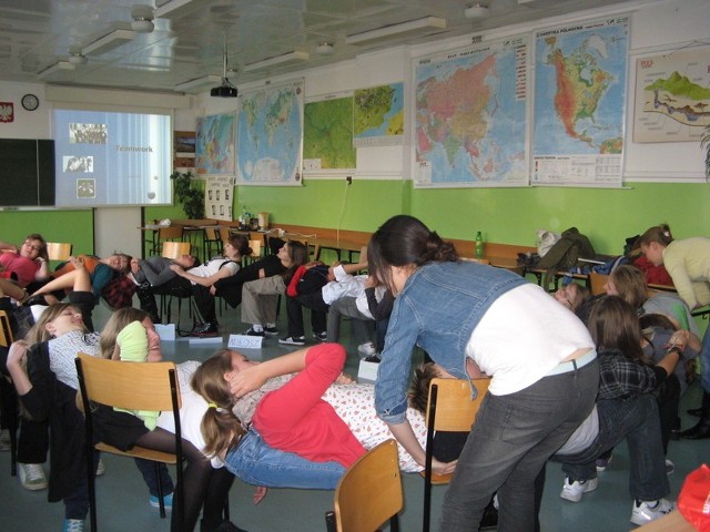 Dla zagranicznych studentek i uczniów radomskiej "13&#8221; warsztaty to nauka i zabawa w jednym.   