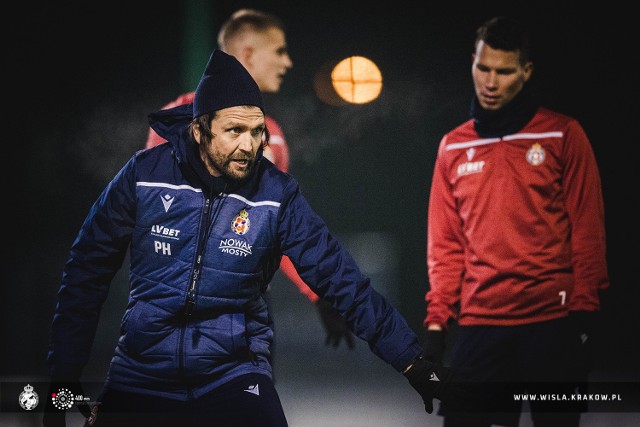 PKO Ekstraklasa. W czwartek prezentacja, w czwartek również pierwszy trening i zarazem jedyny przed derbami z Cracovią. Za Peterem Hyballą, nowym trenerem "Białej Gwiazdy", bardzo intensywny dzień. Niemiec zapowiada drużynę odważną, pełną pasji i z ciągiem na bramkę rywala.Zobaczcie zdjęcia z wczorajszych zajęć. 