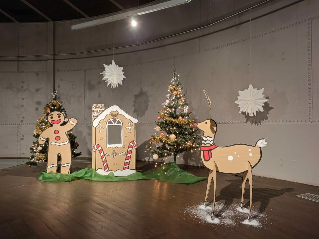 Piernikowy ludzik i chatka oraz jelonek to tylko część świątecznej dekoracji w Wieży Ciśnień Muzeum Wodociągów w Bydgoszczy