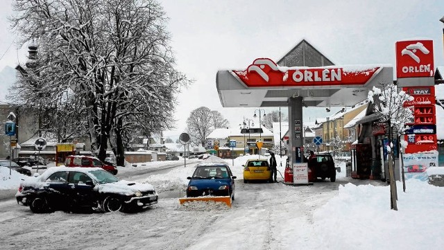 Ceny paliw w Czarnym Dunajcu są 40 gr tańsze od tych w Zakopanem. Miejscowości dzieli 21 km