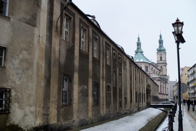 Zabytkowy Dwór Biskupi w centrum Nysy niszczeje. Kolejni właściciele nie interesują się remontem obiektów.