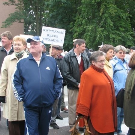 Kilkadziesiąt osób z transparentami wzielo udzial w blokadzie ronda. Ludzie, mimo przenikliwego chlodu, spacerowali po drodze przez sześc godzin. &#8211; Nie mamy nic do stracenia &#8211; mówili. &#8211; A bez protestów tej drogi na pewno nie bedzie.