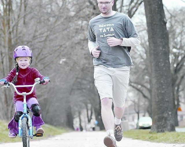 Paweł Pingot z pięcioletnią córką Zuzią starają się trzy, cztery razy w tygodniu wybrać się na forsowany spacer. Zdaniem taty, obie formy rekreacji są bardzo dobre. Rowerem można więcej zwiedzić, a biegając, trenuje się inne partie mięśni. Okazuje się, że można łączyć jedno z drugim.