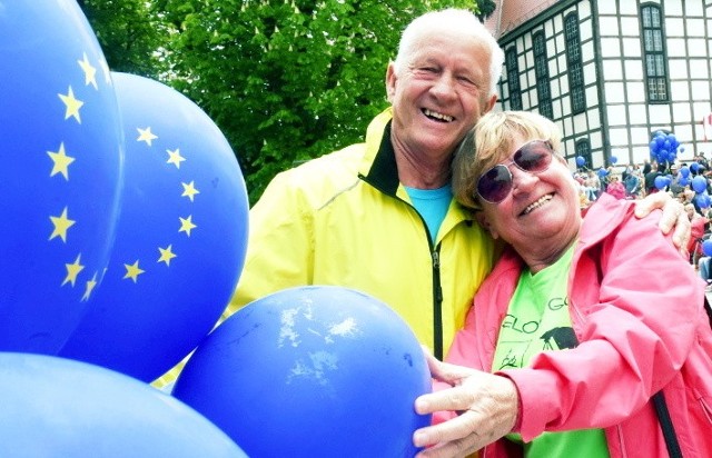 1 maja o godz. 12:00 w Zielonej Górze na placu przed filharmonią zielonogórzanie świętowali z okazji jubileuszu 15-lecia obecności Polski w strukturach Unii Europejskich. W jubileuszu wziął udział także prezydent Janusz Kubicki. - 15 lat temu Polska wstąpiła do Unii Europejskiej, do Europy. Dziś nie wyobrażam sobie naszej Polski bez Europy – taki słowami przemówił do zgromadzonych mieszkańców prezydent Janusz Kubicki, który zabrał głos na rozpoczęciu obchodów. Zaraz po nim dla odwiedzających odbył się koncert Orkiestry Dętej Zastal, po którym na znak jedności odwiedzający wspólnie wypuścili balony.- Ja, moje dzieci oraz wnuki są patriotami - twierdzi pan Adam z Drzonowa. W środę mężczyzna przyszedł na obchody przy filharmonii. - Możemy mieć różne poglądy na różne sprawy, ale uważam, że nasza obecność w unii jest niezbędna. W naszej rodzinie, jako patrioci, popieramy członkostwo Polski we wspólnocie - podkreśla pan Adam. Oprócz obchodów jubileuszu wejścia Polski do UE przygotowano wystawę "Ojcowie Założyciele UE" ( ekspozycja przy ratuszu), która w swoim założeniu ma przypominać, iż wspólnota powstała z różnych dążeń i potrzeb, że jest tworem dynamicznym, strukturą wciąż się rozwijającą.W uroczystych obchodach wzięły także zielonogórskie szkoły, Zespół Szkół i Placówek Kształcenia Zawodowego oraz Zespół Szkół Specjalnych. Dzięki zaangażowaniu uczniów odwiedzający mogli skusić się na wyśmienite ciasto europejskie czy też francuskie naleśniki z europejskimi dodatkami. Podczas uroczystości uczestnicy mogli sobie zrobić także tatuaż lub zmienić fryzurę. Zobacz również: A. Duda: Unia Europejska się u nas sprawdziła, a my sprawdziliśmy się w Unii Europejskiejźródło: TVN 24