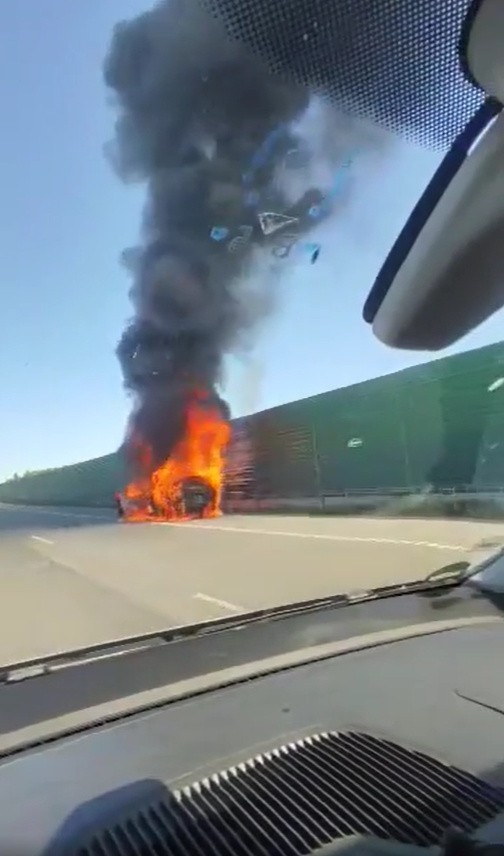 Porsche Cayenne pali się na autostradzie A1 w okolicach Mykanowa