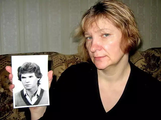 Ludmiła Długa z archiwalnym zdjęciem zmarłego męża z domowego archiwum.