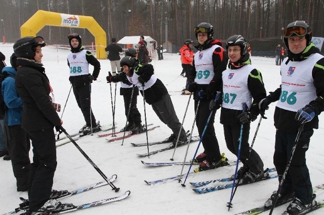 Dziewięciu narciarzy zjazdowych przyjechało z Poznania. Wśród nich Szymon Nowak (najwyższy w środku).
