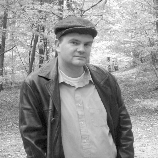 mieszka w Gdańsku, jest dziennikarzem i publicystą  Dziennika Bałtyckiego.