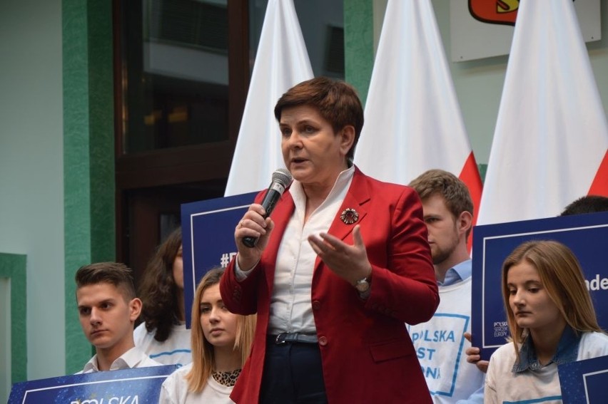 Beata Szydło w Skarżysku: z pokorą proszę, zaufajcie nam znów. Zobacz zdjęcia!