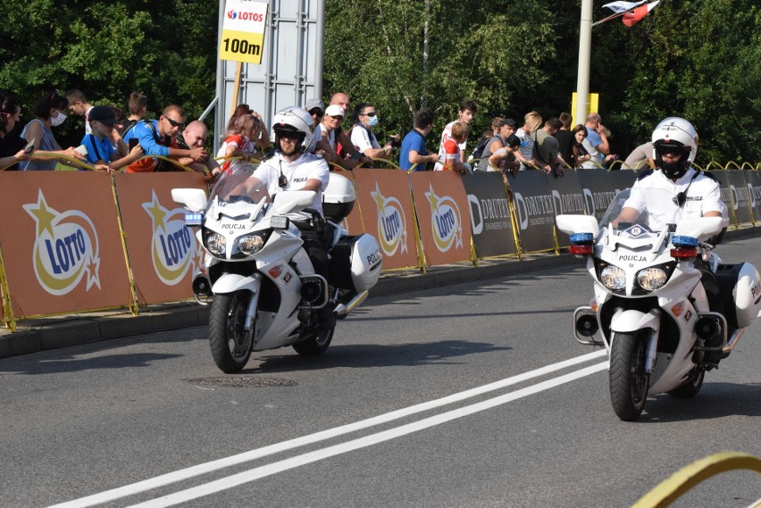 Tour de Pologne 2020. Richard Carapaz wygrał w Bielsku-Białej ZDJĘCIA Znów wypadek na TdP - helikopter zabrał kolarza z trasy w Porąbce