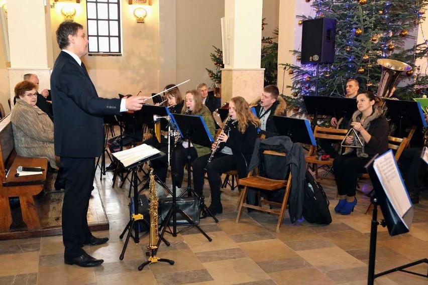 Noworoczne koncertowanie Szkolno-Gminnej Orkiestry Dętej z Morawicy