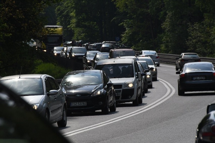 Gigantyczne korki na trasie krajowej numer 74 przy giełdzie Miedzianej Górze. Dlaczego policja nie kieruje ruchem? 