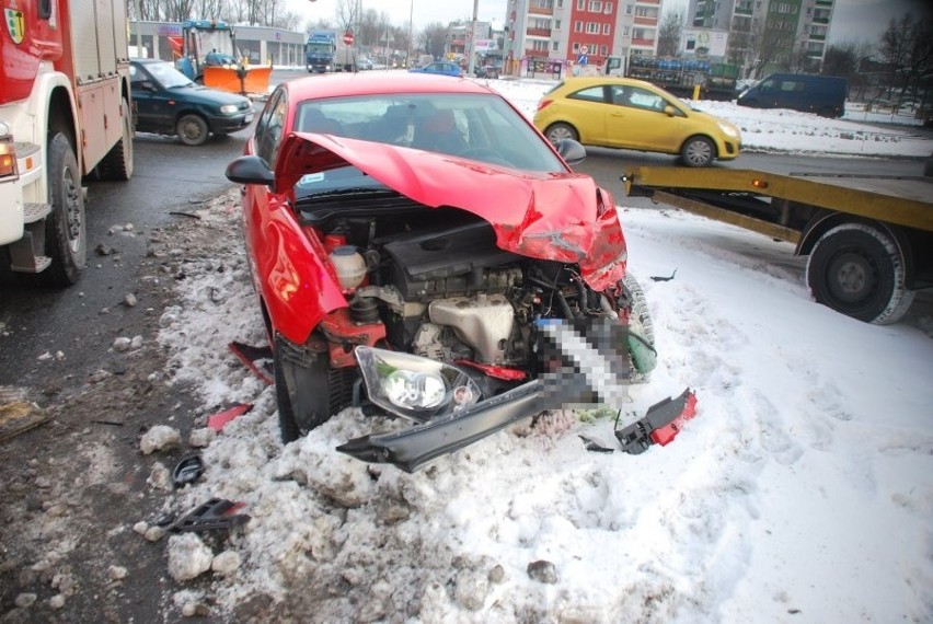 Wypadek w Dąbrowie Górniczej. Seat wjechał na rondzie w...